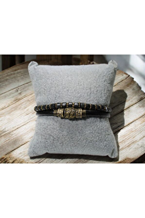 Pirinç Antik Desenli Metal Figürlü -Siyah Deri ve Yeşil Ahşap Boncuklu İki Parça Bileklik