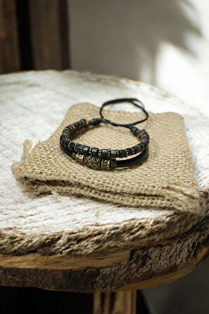 Pirinç Antik Desenli Metal Figürlü -Siyah Deri ve Yeşil Ahşap Boncuklu İki Parça Bileklik