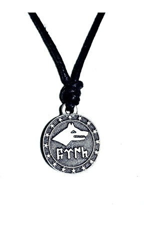 Göktürk Bayrağı Motifli Kolye – Ayarlanabilir Pamuk İp, Zamak Metal Tasarım