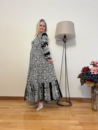 Lady Siyah Beyaz Desenli Viskon Elbise – Oversize Kesim Uzun Yazlık Elbise