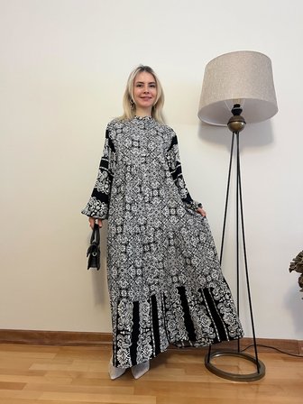 Lady Siyah Beyaz Desenli Viskon Elbise – Oversize Kesim Uzun Yazlık Elbise