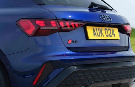 DK Tuning A3 2025+ Bagaj Kırmızı Siyah Yazı Logo Arma Audi İle Uyumlu