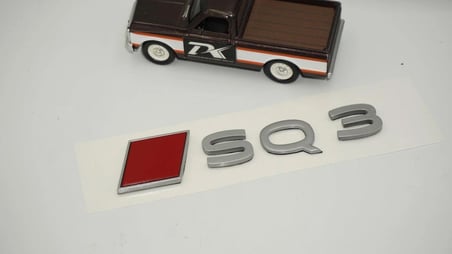 DK Tuning SQ3 2025+ Bagaj Kırmızı Gümüş Yazı Logo Arma Audi İle Uyumlu