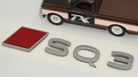 DK Tuning SQ3 2025+ Bagaj Kırmızı Gümüş Yazı Logo Arma Audi İle Uyumlu