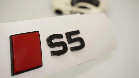 DK Tuning S5 2025+ Bagaj Siyah Kırmızı Yazı Logo Arma Audi İle Uyumlu