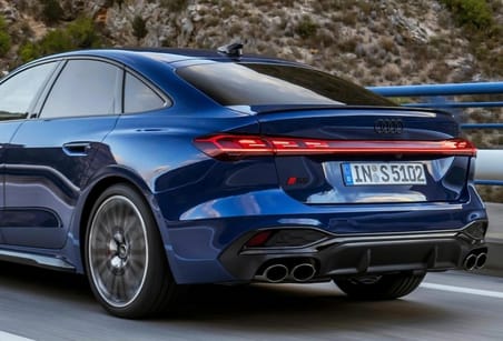 DK Tuning S5 2025+ Bagaj Siyah Kırmızı Yazı Logo Arma Audi İle Uyumlu