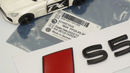 DK Tuning S5 2025+ Bagaj Siyah Kırmızı Yazı Logo Arma Audi İle Uyumlu