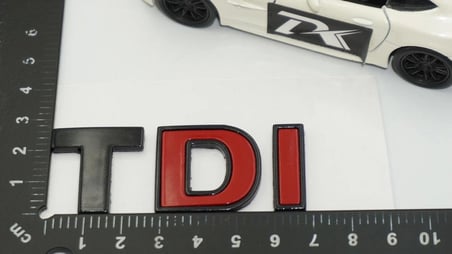 DK Tuning TDi Bagaj 2 Kırmızı Siyah ABS Yazı Logo Volkswagen İle Uyumlu