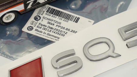 DK Tuning SQ5 2025+ Bagaj Kırmızı Gümüş Yazı Logo Arma Audi İle Uyumlu