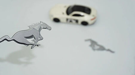 DK Ford Mustang Shelby GT Koşan At Çamurluk Yanı Gri Logo Arma