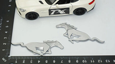 DK Ford Mustang Shelby GT Koşan At Çamurluk Yanı Gri Logo Arma