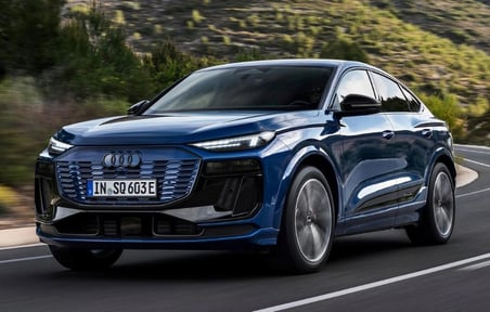 DK Tuning SQ6 2025+ Bagaj Kırmızı Gümüş Yazı Logo Arma Audi İle Uyumlu
