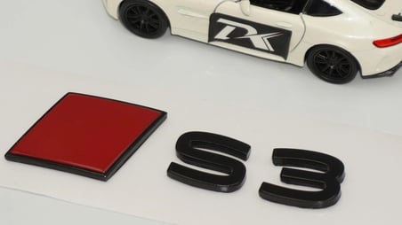 DK Tuning S3 2025+ Bagaj Siyah Kırmızı Yazı Logo Arma Audi İle Uyumlu