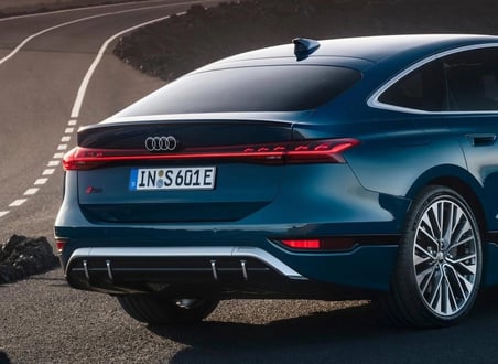 DK Tuning S6 2025+ Bagaj Siyah Kırmızı Yazı Logo Arma Audi İle Uyumlu