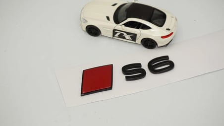 DK Tuning S6 2025+ Bagaj Siyah Kırmızı Yazı Logo Arma Audi İle Uyumlu