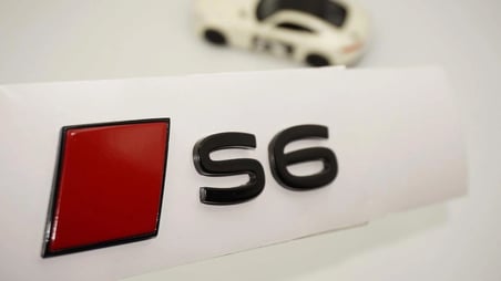 DK Tuning S6 2025+ Bagaj Siyah Kırmızı Yazı Logo Arma Audi İle Uyumlu