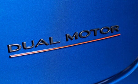 DK Tuning Tesla Dual Motor Bagaj Kırmızı Siyah Yazı Logo Arma