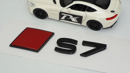 DK Tuning S7 2025+ Bagaj Siyah Kırmızı Yazı Logo Arma Audi İle Uyumlu