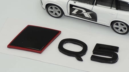 DK Tuning Q5 2025+ Bagaj Siyah Yazı Logo Arma Audi İle Uyumlu