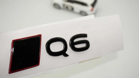 DK Tuning Q6 2025+ Bagaj Siyah Yazı Logo Arma Audi İle Uyumlu