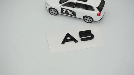 DK Tuning A5 2025+ Yeni Nesil Bagaj Siyah Yazı Logo Arma Audi İle Uyumlu