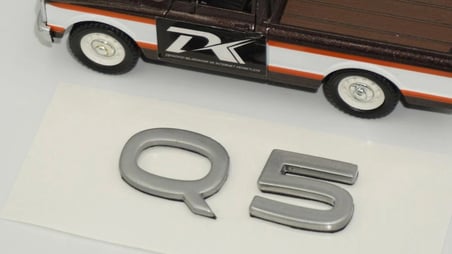 DK Tuning Q5 2025+ Bagaj Gümüş Yazı Logo Arma Audi İle Uyumlu