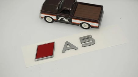 DK Tuning A5 2025+ Bagaj Gümüş Kırmızı Yazı Logo Arma Audi İle Uyumlu