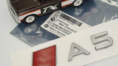 DK Tuning A5 2025+ Bagaj Gümüş Kırmızı Yazı Logo Arma Audi İle Uyumlu