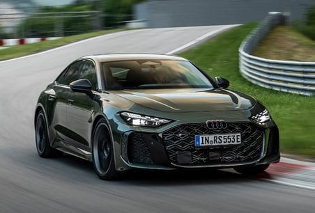 DK Tuning RS 2025+ Bagaj Gümüş Kırmızı Yazı Logo Arma Audi İle Uyumlu