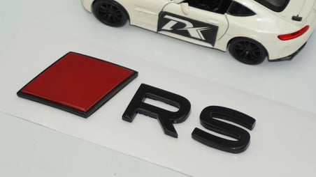 DK Tuning RS 2025+ Bagaj Siyah Kırmızı Yazı Logo Arma Audi İle Uyumlu