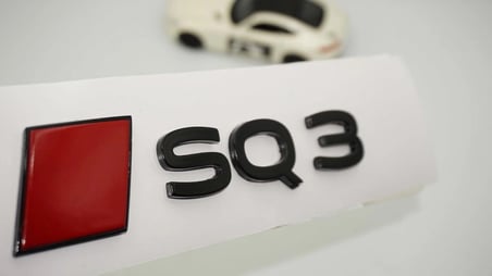 DK Tuning SQ3 2025+ Bagaj Siyah Kırmızı Yazı Logo Arma Audi İle Uyumlu