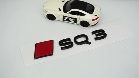 DK Tuning SQ3 2025+ Bagaj Siyah Kırmızı Yazı Logo Arma Audi İle Uyumlu