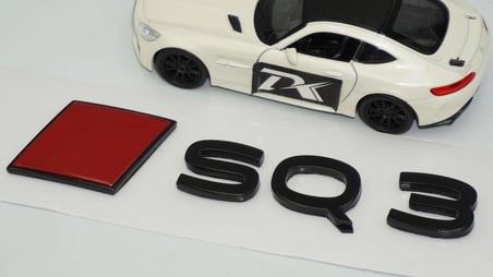 DK Tuning SQ3 2025+ Bagaj Siyah Kırmızı Yazı Logo Arma Audi İle Uyumlu