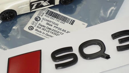 DK Tuning SQ3 2025+ Bagaj Siyah Kırmızı Yazı Logo Arma Audi İle Uyumlu