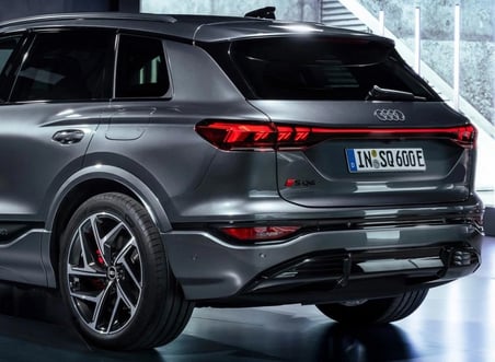 DK Tuning SQ6 2025+ Bagaj Siyah Kırmızı Yazı Logo Arma Audi İle Uyumlu