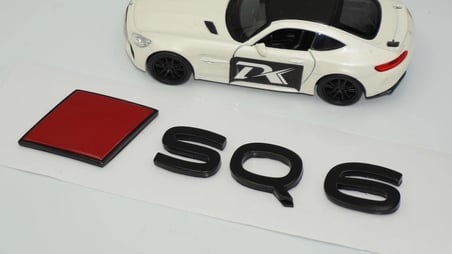 DK Tuning SQ6 2025+ Bagaj Siyah Kırmızı Yazı Logo Arma Audi İle Uyumlu
