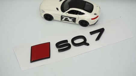 DK Tuning SQ7 2025+ Bagaj Siyah Kırmızı Yazı Logo Arma Audi İle Uyumlu