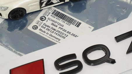 DK Tuning SQ7 2025+ Bagaj Siyah Kırmızı Yazı Logo Arma Audi İle Uyumlu
