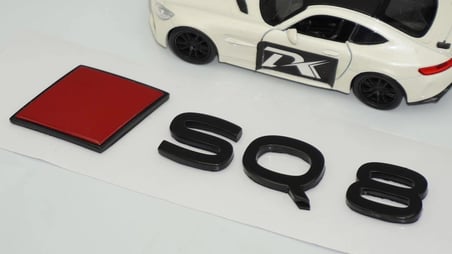DK Tuning SQ8 2025+ Bagaj Siyah Kırmızı Yazı Logo Arma Audi İle Uyumlu