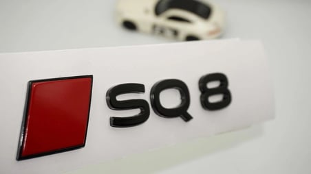 DK Tuning SQ8 2025+ Bagaj Siyah Kırmızı Yazı Logo Arma Audi İle Uyumlu
