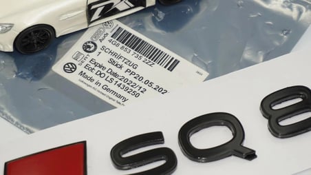 DK Tuning SQ8 2025+ Bagaj Siyah Kırmızı Yazı Logo Arma Audi İle Uyumlu