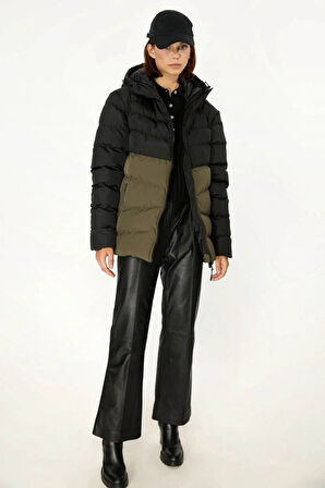 İçi Astarlı Su ve Rüzgar Geçirmez Cepli Kapüşonlu Kadın Mont