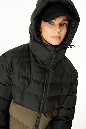 İçi Astarlı Su ve Rüzgar Geçirmez Cepli Kapüşonlu Kadın Mont