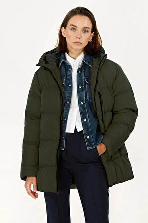 İçi Astarlı Su ve Rüzgar Geçirmez Cepli Kapüşonlu Kadın Mont