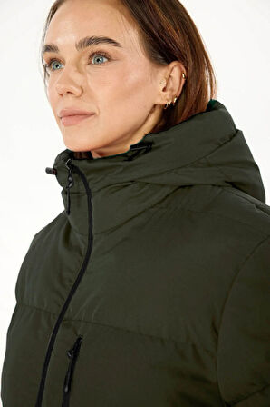 İçi Astarlı Su ve Rüzgar Geçirmez Cepli Kapüşonlu Kadın Mont