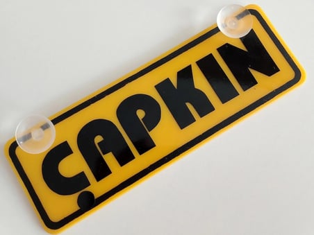  ÇAPKIN  YAZILI (2 ADET) DEKOR SARI PLAKA (22x7.5cm) vantuzlu Pleksi (Dekor Levha) DEKOR PLAKA