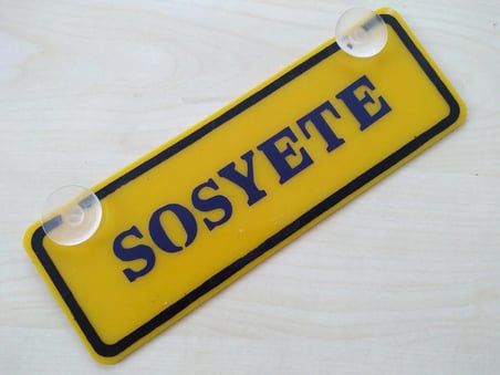 SOSYETE YAZILI (2 ADET) DEKOR SARI PLAKA (22x7.5cm) vantuzlu Pleksi (Dekor Levha) DEKOR PLAKA