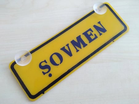 ŞOVMEN YAZILI (2 ADET) DEKOR SARI PLAKA (22x7.5cm) vantuzlu Pleksi (Dekor Levha) DEKOR PLAKA