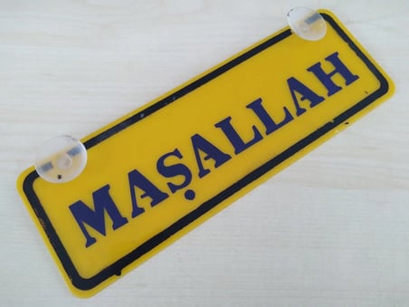 MAŞALLAH YAZILI (2 ADET) DEKOR SARI PLAKA (22x7.5cm) vantuzlu Pleksi (Dekor Levha) DEKOR PLAKA