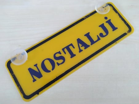 NOSTALJİ YAZILI (2 ADET) DEKOR SARI PLAKA (22x7.5cm) vantuzlu Pleksi (Dekor Levha) DEKOR PLAKA